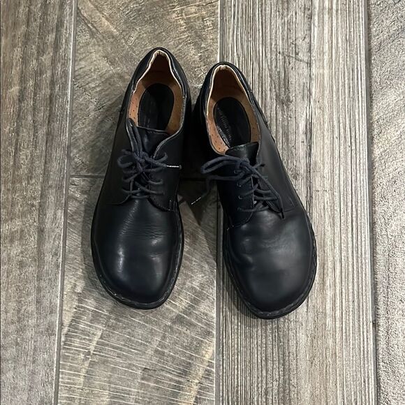 Born Black Leather comfortable Flats with Rounded Toe - Picture 2 of 4